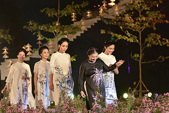 "Ni cô Huyền Trang" tái xuất tại Lễ hội Áo dài Hà Nội