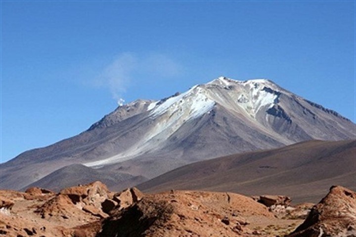 Bể nước 1.000 độ C dưới núi lửa Bolivia