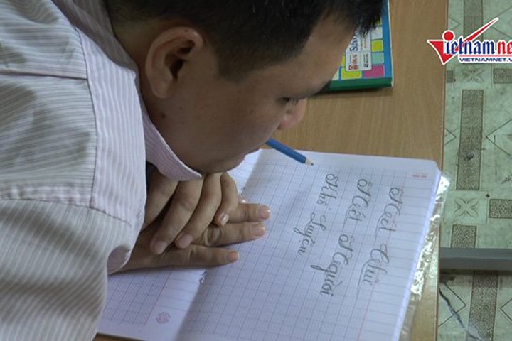 Thầy giáo viết chữ bằng miệng và 3 điều kiện tuyển vợ