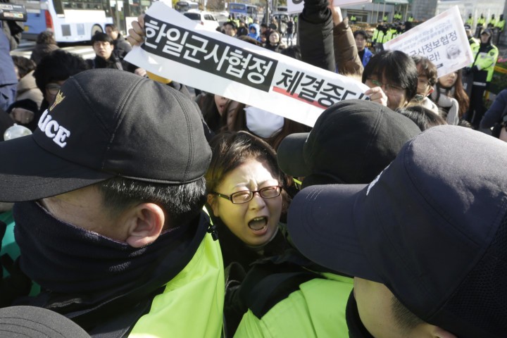 Thỏa thuận chia sẻ tin tình báo Nhật - Hàn bị phản đối dữ dội