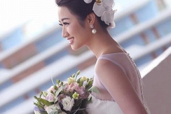 Hoa hậu bản sắc Việt toàn cầu Thu Ngân bất ngờ kết hôn ở tuổi 19