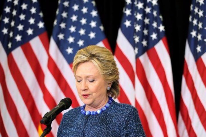 Điều tra FBI lật lại vụ email bà Clinton sát bầu cử