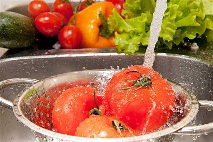 6 mẹo "rửa rau đúng" giúp bạn đánh bật thuốc trừ sâu ra khỏi thực phẩm