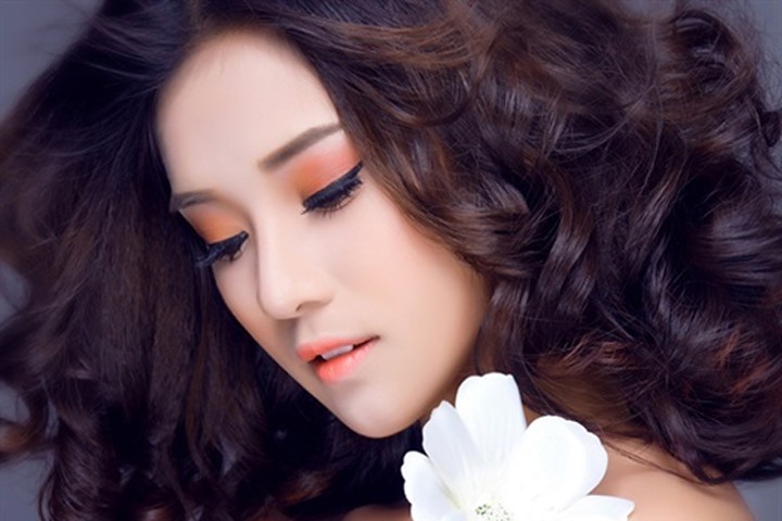Ngắm Hoàng Yến Chibi xinh đẹp khác thường với kiểu trang điểm tông cam
