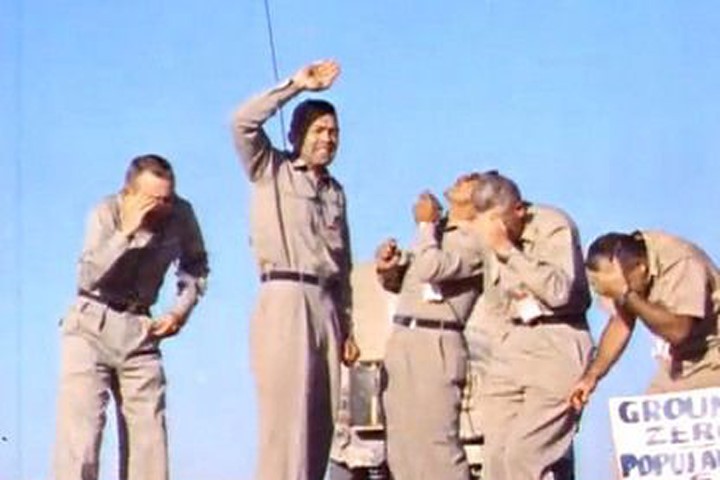Nhóm sĩ quan Mỹ tình nguyện đứng dưới vụ nổ bom hạt nhân