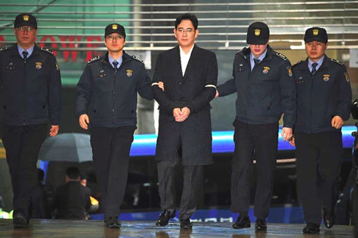 Vụ bê bối của Tổng thống Hàn Quốc ngày càng rối rắm