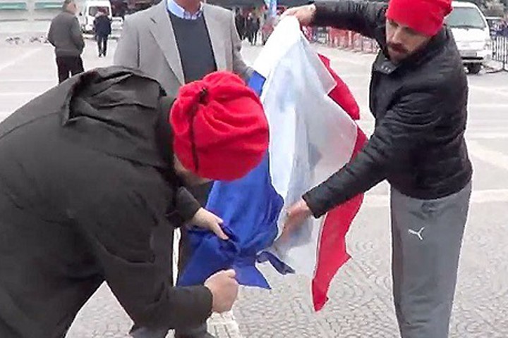 Người biểu tình Thổ Nhĩ Kỳ chống Hà Lan đốt nhầm cờ... Pháp