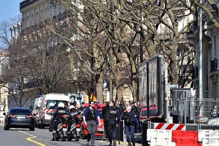 Bom thư nổ ở văn phòng Quỹ Tiền tệ quốc tế ở Paris