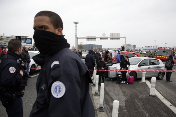 Thêm vụ tấn công bất ngờ tại Paris, kẻ cướp súng bị tiêu diệt tại chỗ