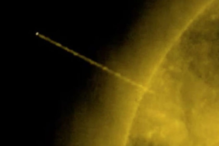 UFO có kích thước sao Thổ bất ngờ bay ngang qua Mặt Trời