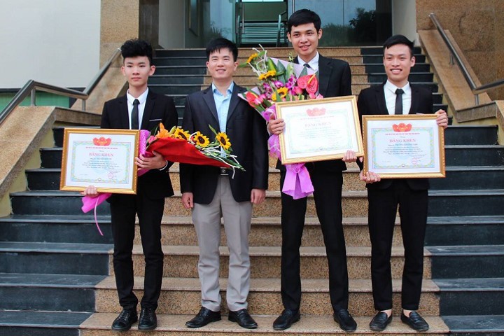 3 sinh viên Thái Nguyên tìm cách giám sát chất lượng nguồn nước qua Internet