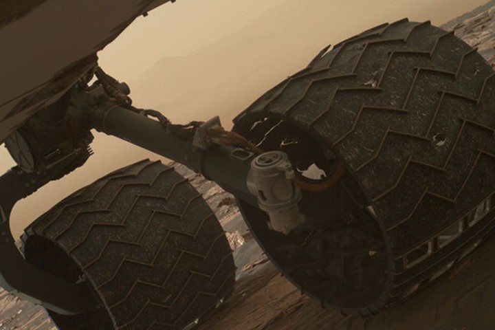 Robot thám hiểm sao Hỏa của NASA sắp hỏng bánh đến nơi