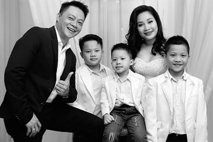 BTV Quang Minh chụp ảnh kỷ niệm 10 năm ngày cưới