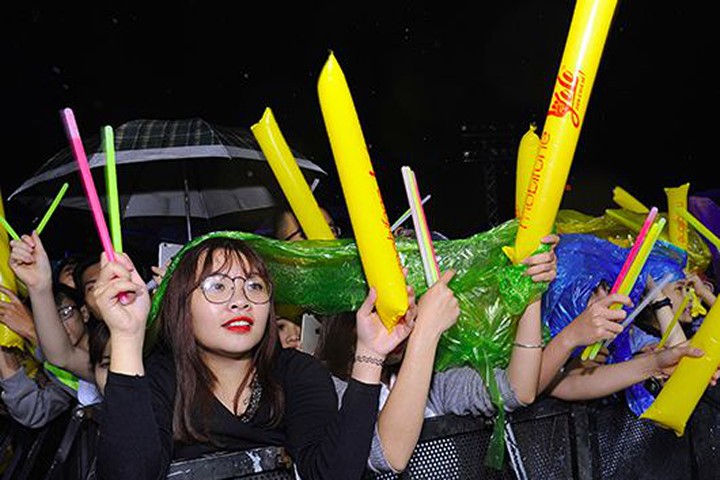 TP Vinh: Hàng nghìn khán giả đội mưa "quẩy" cùng Noo Phước Thịnh