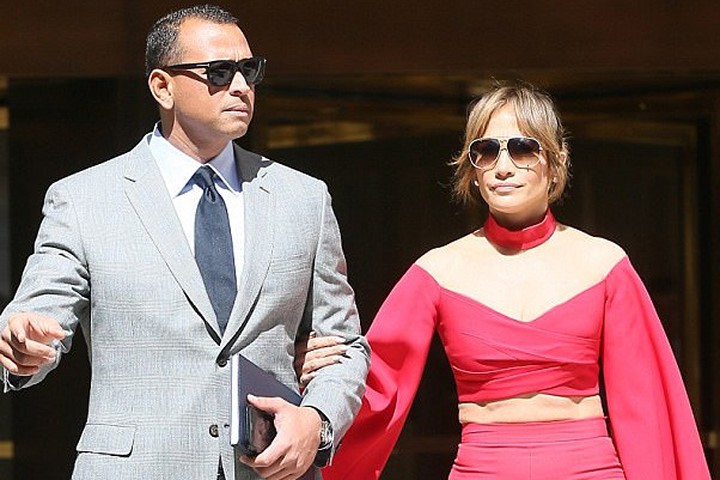 Jennifer Lopez diện "cây đỏ" rực lửa sánh đôi bên tình trẻ