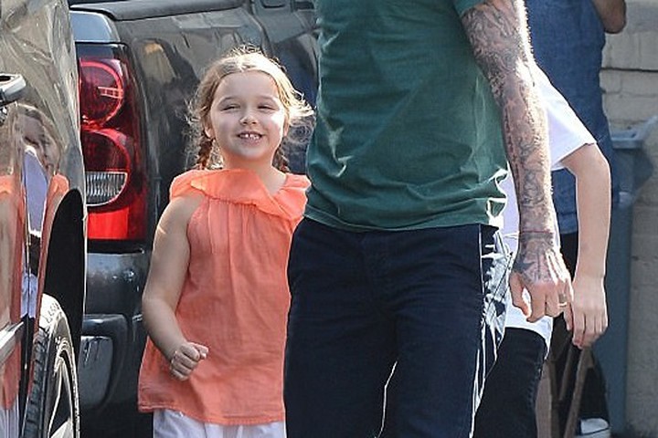 Con gái út nhà Beckham vui vẻ đi làm đẹp với bố
