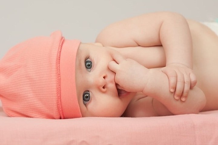 6 phản xạ đầu đời của trẻ sơ sinh bố mẹ cần lưu ý