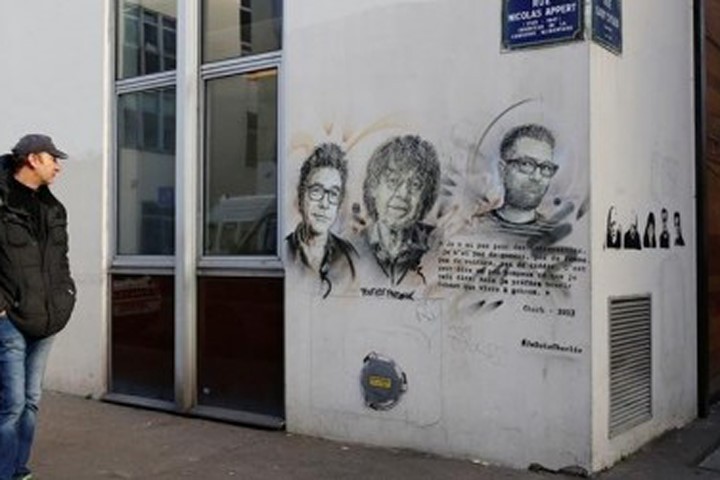 Bên ngoài trụ sở cũ của tạp chí Charlie Hebdo sau vụ tấn công (Ảnh: Reuters).
