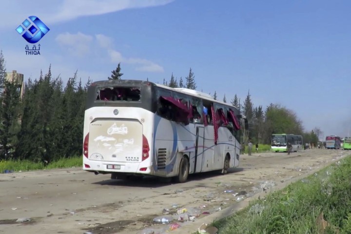 Một chiếc xe buýt bị hư hỏng sau vụ đánh bom ở ngoại ô thành phố Aleppo hôm 14.4. (Ảnh: AP)
