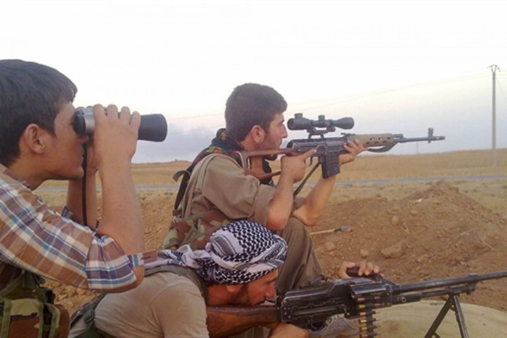 Quân đội Syria cùng với liên minh của mình bao vây và tấn công liên tục vào vị trí của các chiến binh IS ở khu vực Deir ez-Zor.

