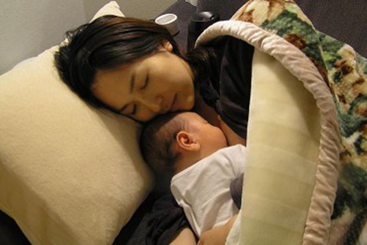 Khi ngủ chung, mẹ sẽ cho bé bú buổi đêm dễ dàng hơn. (Ảnh: Inhabitots)