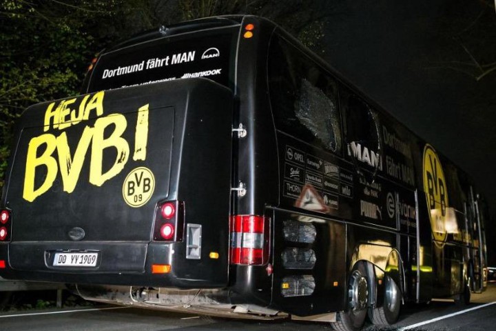 Xe buýt chở đội bóng Borussia Dortmund bị hư hại trong vụ nổ. Ảnh: Getty Images