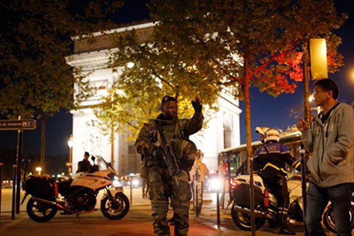 Ngoài lực lượng cảnh sát, các binh sĩ có vũ trang cũng được triển khai trên Đại lộ Champs Elysees sau vụ đấu súng. Ảnh: Reuters

