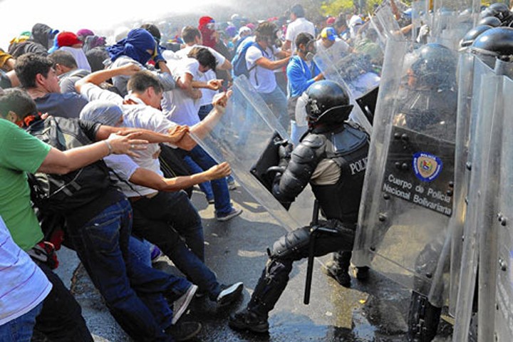 Người biểu tình đụng độ với cảnh sát Venezuela

