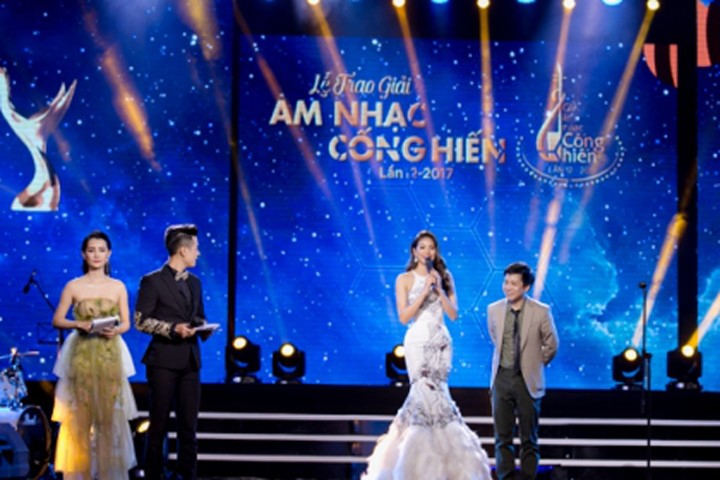 Phạm Hương diện đầm "thiên nga trắng" gợi nhớ khoảnh khắc Miss Universe 2015