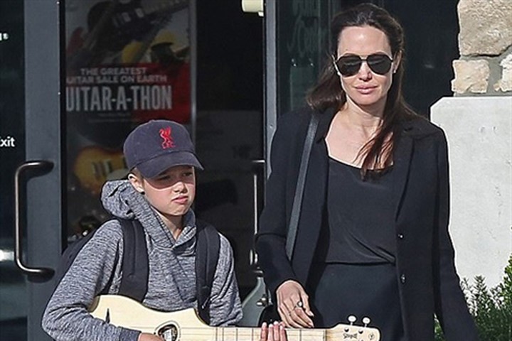 Con gái tomboy của Angelina Jolie hào hứng đi mua đồ cùng mẹ