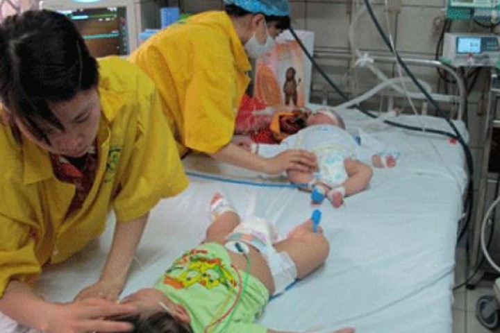 Người lớn luôn phải cẩn trọng khi chăm sóc trẻ (ảnh chụp tại khoa Nhi Bệnh viện Bạch Mai). ảnh: Diệu Linh

