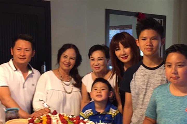 Gia đình Bằng Kiều - Trizzie Phương Trinh hội ngộ trong tiệc sinh nhật chung của mẹ cựu thành viên Quả Dưa Hấu và bé Beckam.

