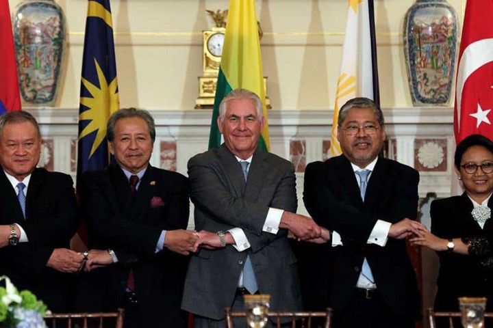 Ngoại trưởng Mỹ Rex Tillerson (giữa) cùng các bộ trưởng ngoại giao ASEAN tại Mỹ ngày 4-5. Ảnh: REUTERS

