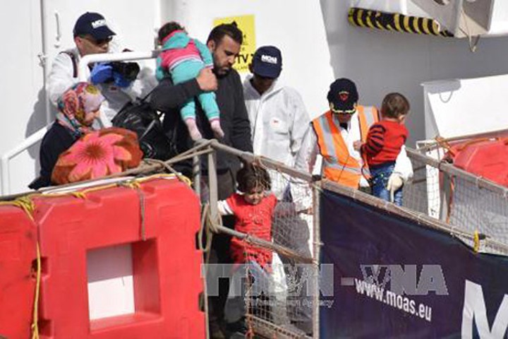 Lực lượng bảo vệ bờ biển Italy tham gia cứu hộ người di cư trên biển Địa Trung Hải ngày 6/5. Ảnh:EPA/TTXVN