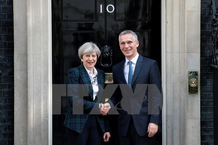Thủ tướng Anh Theresa May (trái) và Tổng Thư ký Tổ chức Hiệp ước Bắc Đại Tây Dương Jens Stoltenberg (phải) tại nhà số 10 phố Downing ngày 10/5. (Nguồn: EPA/TTXVN)

