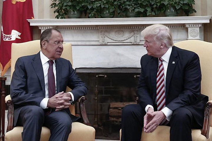 Bức ảnh về cuộc gặp gỡ giữa Tổng thống Mỹ Donald Trump và Ngoại trưởng Nga Sergei Lavrov ngày 10/5 tại Nhà Trắng gây xôn xao dư luận. Ảnh: Tass.

