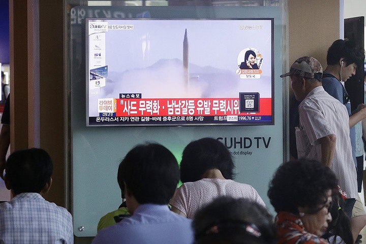 Người dân Hàn Quốc theo dõi tin tức về vụ thử qua màn hình


