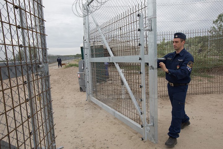 Cảnh sát Hungary gác tại khu vực hàng rào "thông minh" ngăn người di cư tại biên giới với Serbia ngày 28/4. (Nguồn: THX/TTXVN)


