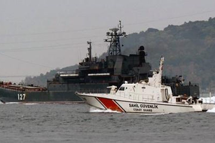 Một tàu của Thổ Nhĩ Kỳ đang áp sát tàu của Hải quân Nga. Ảnh: twitter.com/alperboler