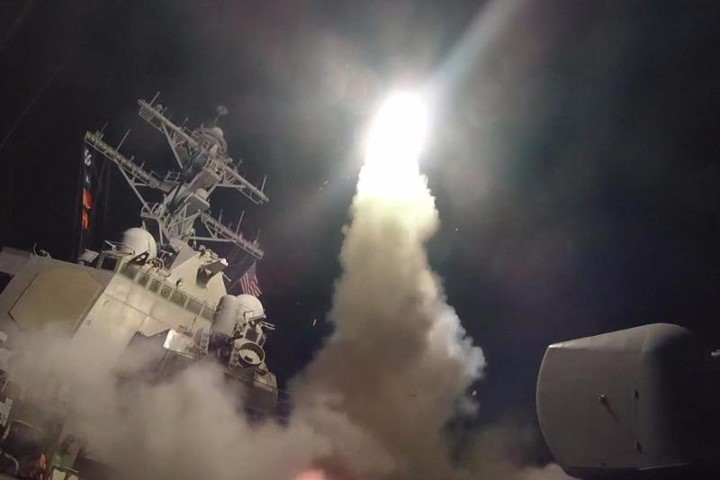 Mỹ phóng tên lửa vào căn cứ không quân Syria sáng 7-4. Ảnh: US NAVY