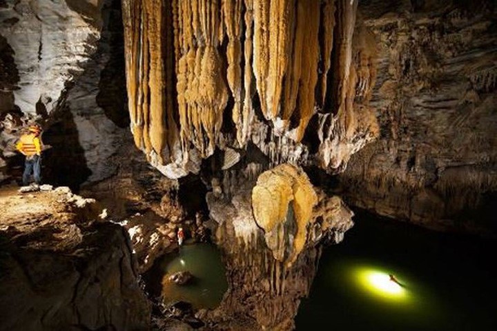 Vẻ đẹp kỳ vĩ của hang động Tú Làn, Quảng Binh

