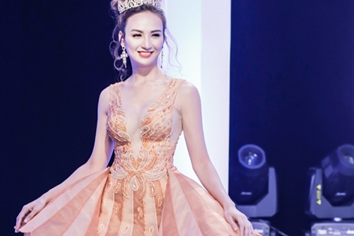 Con gái Hoa hậu Ngọc Diễm cổ vũ mẹ catwalk