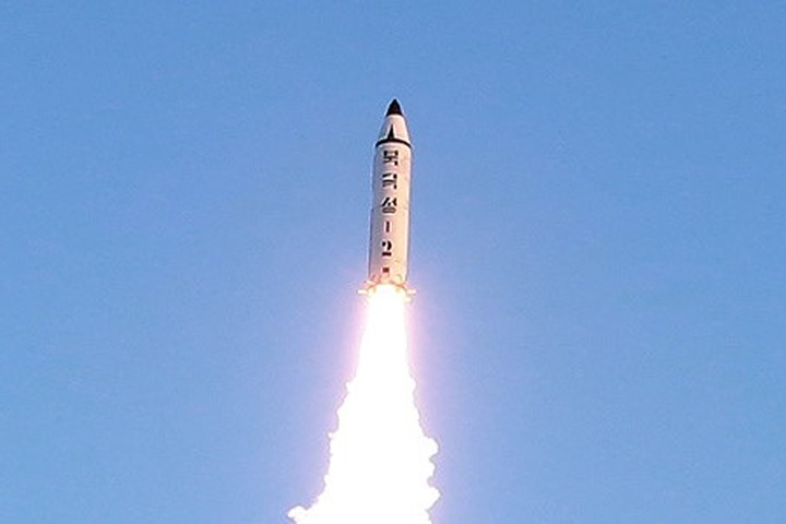 Tên lửa Pukguksong-2 của Triều Tiên. Ảnh:Reuters

