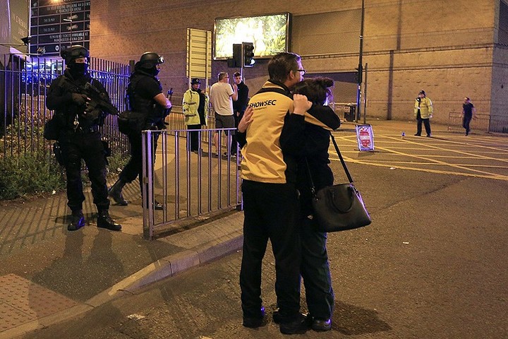 Những người may mắn sống sót ôm nhau an ủi bên ngoài sân vận động Manchester Arena. Ảnh: AP


