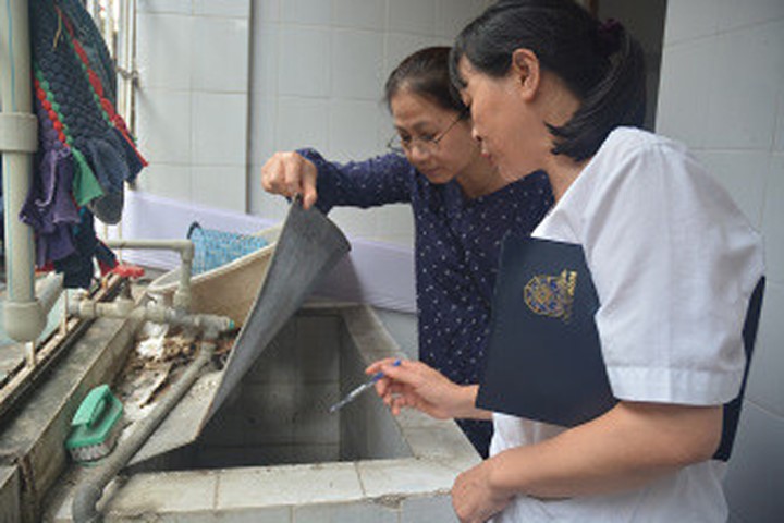 Cán bộ TTYT Dự phòng Hà Nội cùng nhân viên y tế Trường Đại học Luật Hà Nội kiểm tra, giám sát phát hiện các ổ bọ gậy trong khu ký túc xá sinh viên. Ảnh: SYT Hà Nội