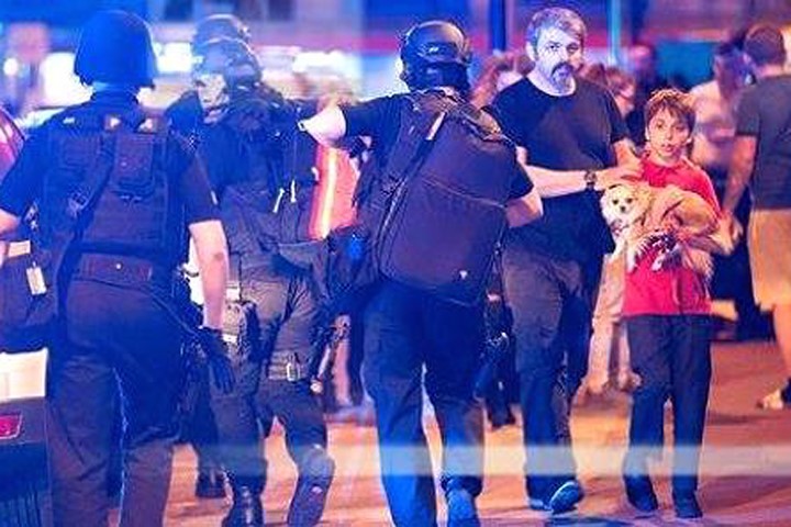 Lực lượng cảnh sát được triển khai ngoài sân Manchester Arena sau vụ nổ - Ảnh: AP/CNBC.

