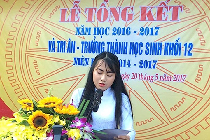Em Hồ Ngân Hạnh - lớp 12C1, chuyên Văn phát biểu cảm nghĩ bằng một bài văn ngắn gọn của mình chia tay các thầy cô và bạn bè.

