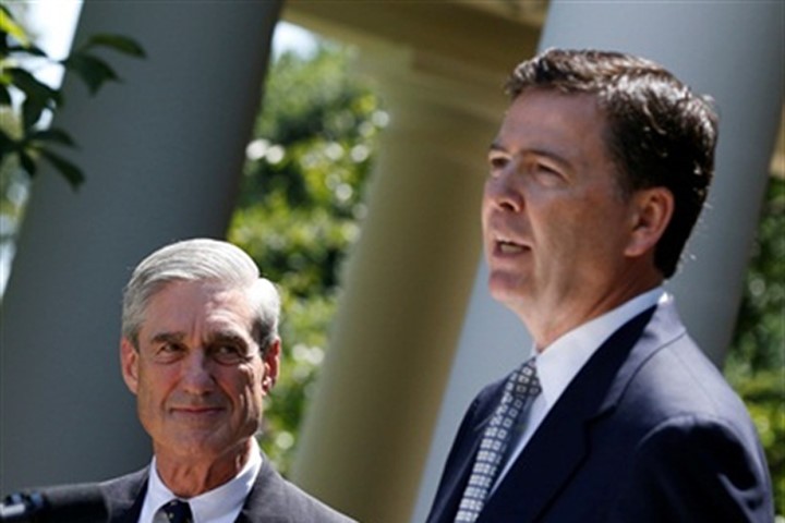 Cựu giám đốc FBI James Comey (phải) và công tố viên đặc biệt Robert Mueller. Ảnh: Reuters

