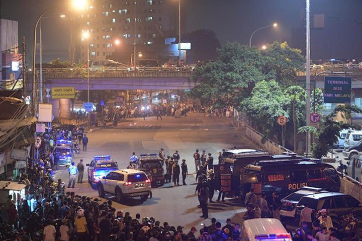 Cảnh sát bảo vệ an ninh khu vực sau vụ đánh bom. Ảnh: Reuters

