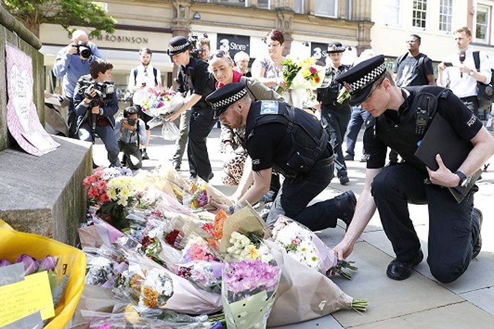 Lực lượng cảnh sát và người dân đặt vòng hoa tưởng nhớ những nạn nhân thiệt mạng trong vụ đánh bom ở TP Manchester, Anh.

